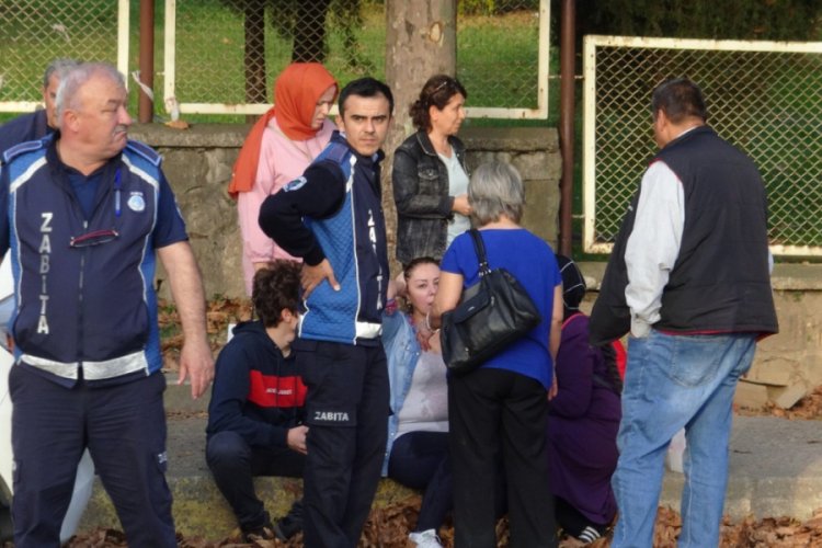 Kaza yapan s&uuml;r&uuml;c&uuml; kaldırıma oturup ağladı