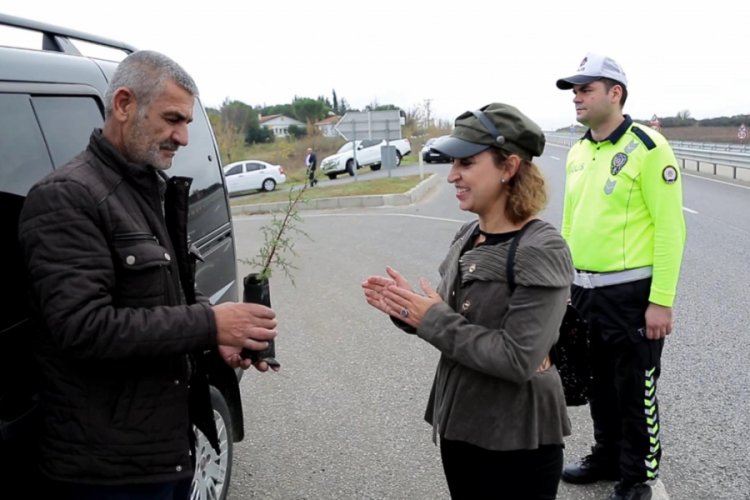 Trafik cezası yazılacağını sanan s&uuml;r&uuml;c&uuml;, 'fidan' dikti