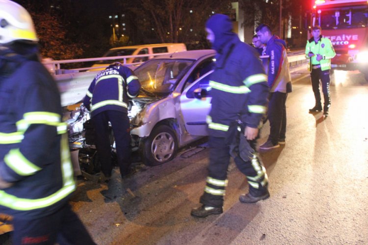 Kocaeli'de otomobil kamyonete &ccedil;arptı: 2 yaralı
