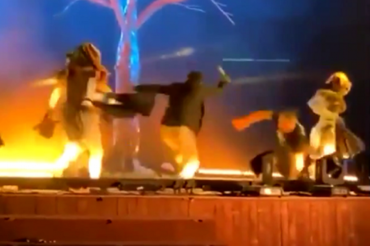 Suudi Arabistan'da &uuml;&ccedil; kişi sahne performansı sırasında bı&ccedil;aklandı