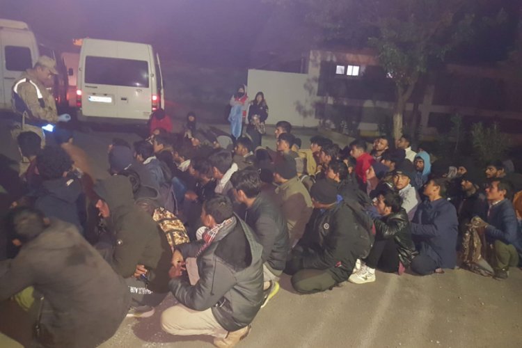 Kovalamacada durdurulan minib&uuml;slerden 69 ka&ccedil;ak g&ouml;&ccedil;men &ccedil;ıktı