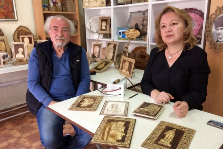 Tarihi eserleri ahşap yakma tekniğikle tanıtıyorlar