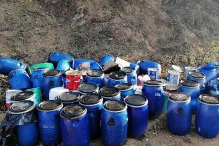 54 bidon atık yağ araziye bırakılmış halde bulundu!