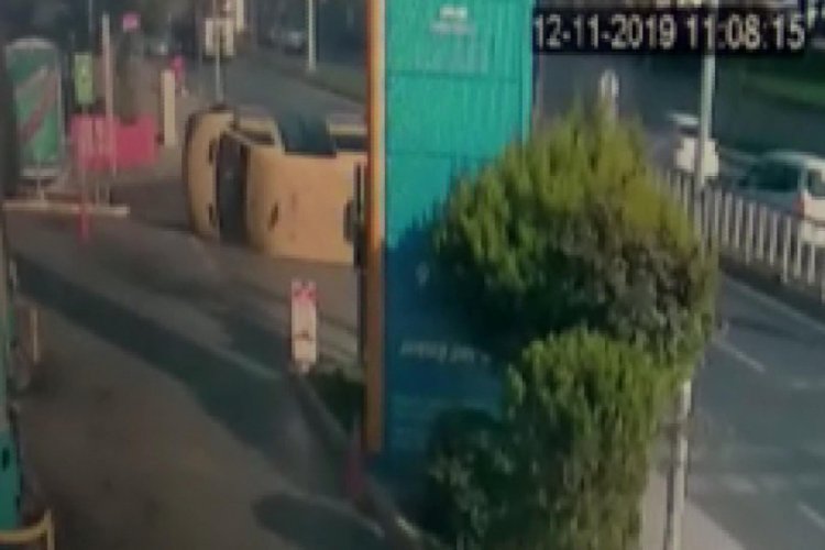 Ters yoldan d&ouml;nmeye &ccedil;alışan minib&uuml;s kazaya neden oldu