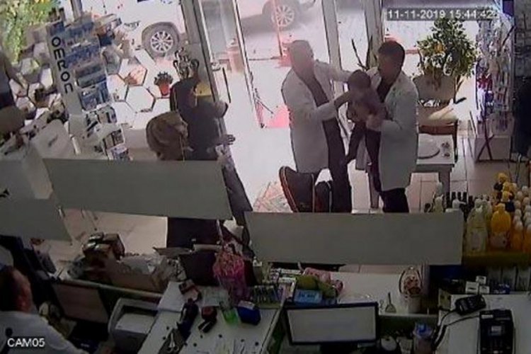 Şişe kapağını yutan &ccedil;ocuğa eczacı m&uuml;dahale etti