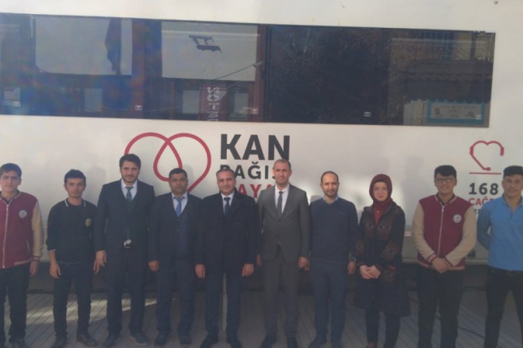 &Ouml;ğretmen ve &ouml;ğrencilerden Barış Pınarı Harekatı'na kan bağışlı destek