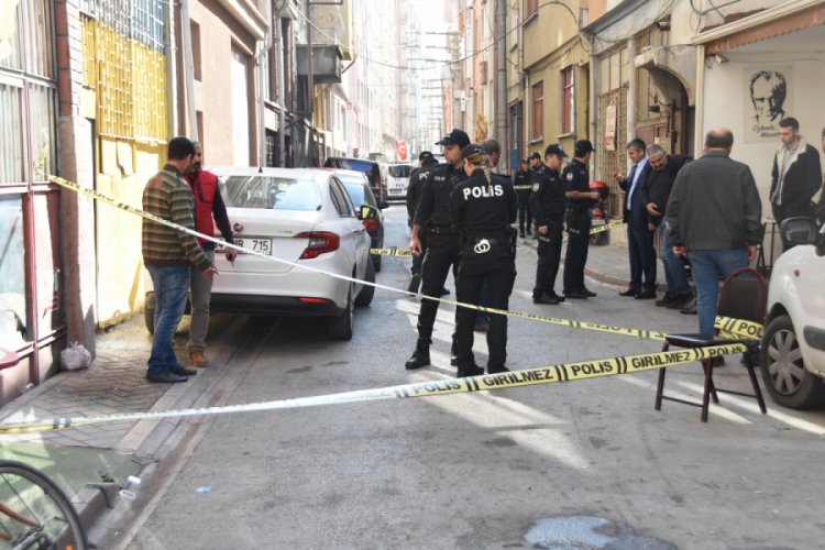 1 kişiyi vurdu, silahından &ccedil;ıkan kurşun polisin cebindeki telefonu sıyırdı