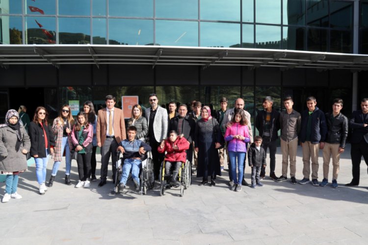 Engelli &ccedil;ocuklar Urartu M&uuml;zesi'ni gezdi