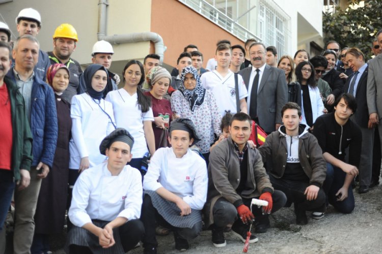 Meslek Liseliler ihtiya&ccedil; sahibi ailenin evini onardı
