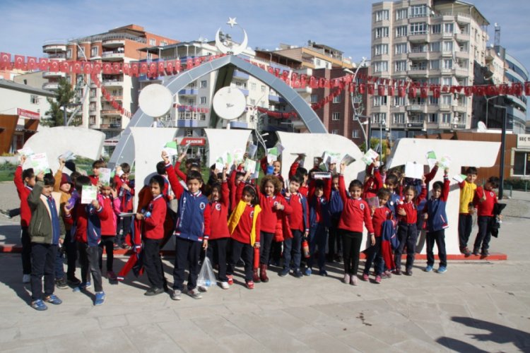 Bin 300 &ouml;ğrenci aynı anda kitap okudu