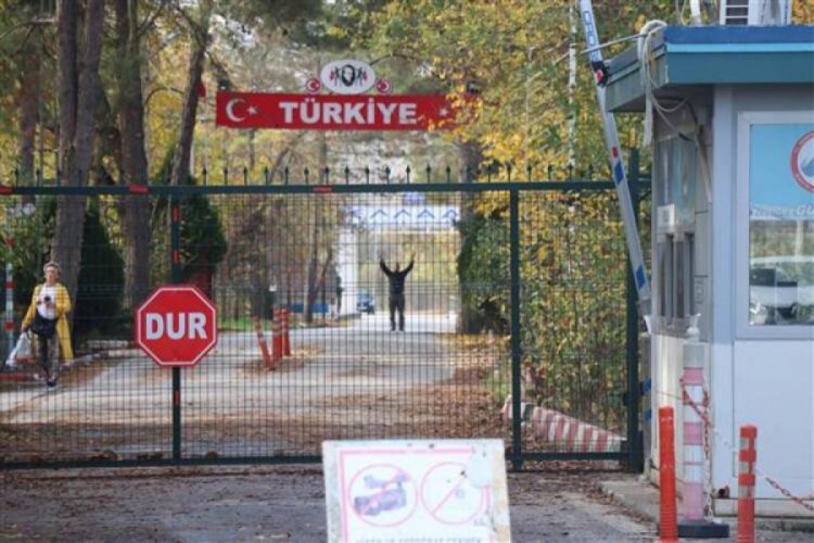 Yunanistan'ın kabul etmediği DEAŞ'lı ter&ouml;ristin bekleyişini s&uuml;rd&uuml;r&uuml;yor