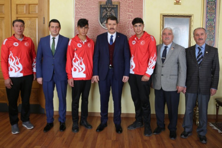 Vali sporcuları altınla &ouml;d&uuml;llendirdi