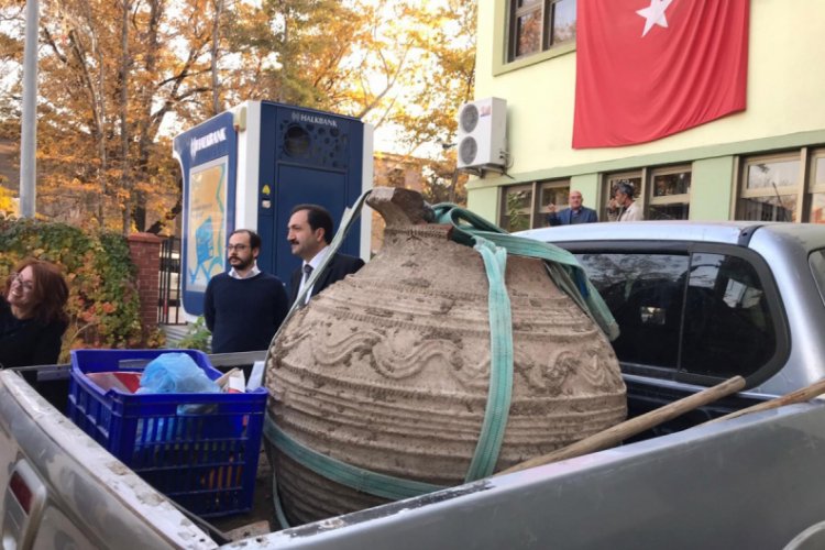 Tarlayı s&uuml;rerken Roma d&ouml;nemine ait k&uuml;p&uuml; g&uuml;n y&uuml;z&uuml;ne &ccedil;ıkarttı