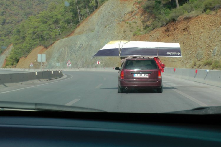 Otomobil &uuml;zerinde taşınan tekne ilgin&ccedil; g&ouml;r&uuml;nt&uuml;lere sahne oldu