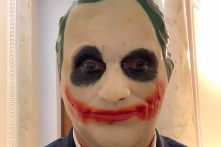 Ukrayna'da bir milletvekili parlamentoya Joker maskesiyle geldi