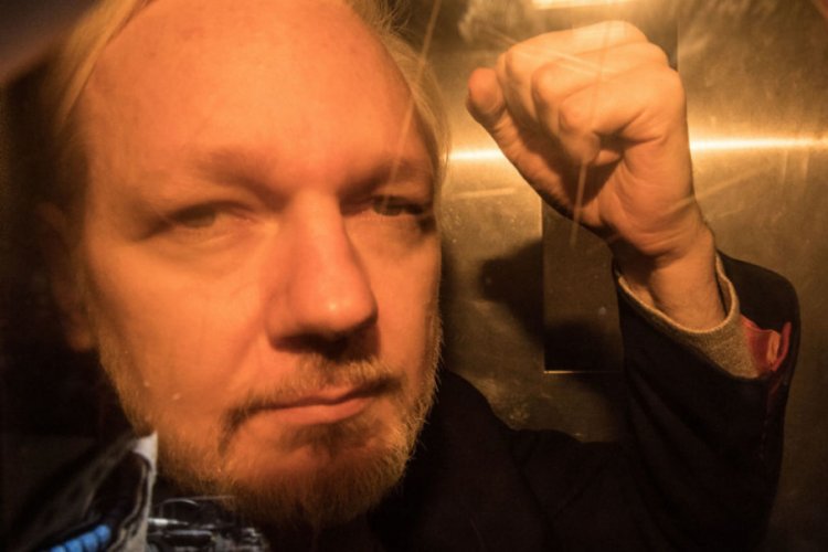 WikiLeaks kurucusu Assange'ın babası: Oğlum kendini &ccedil;ok k&ouml;t&uuml; hissediyor