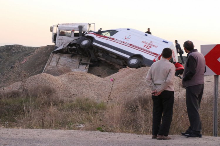 Ambulans taşıyan &ccedil;ekici yol kenarına u&ccedil;tu: 1 yaralı