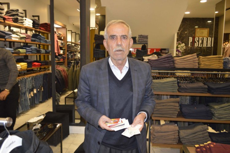 Denediği ceketin cebinde unuttuğu c&uuml;zdanına 6 ay sonra kavuştu