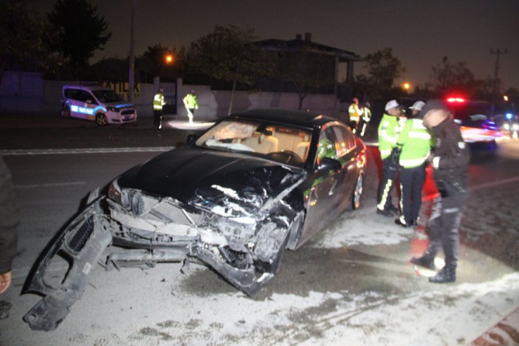 Polis aracına otomobil &ccedil;arptı: 2'si polis, 3 yaralı