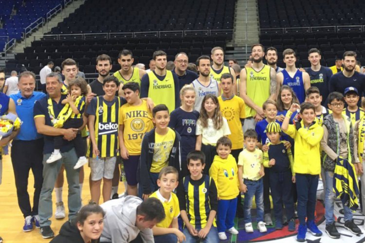 Fenerbah&ccedil;e Beko'ya taraftarlardan moral ziyareti