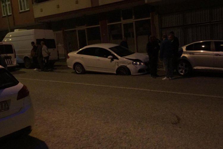 Acemi s&uuml;r&uuml;c&uuml;, yol kenarındaki 3 araca &ccedil;arparak durabildi