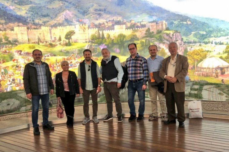 &Uuml;nl&uuml; gezginler Bursa'nın tarihi ve &ouml;nemli mekanlarını gezdi