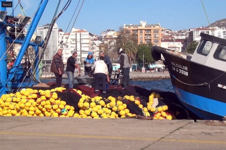 Balık&ccedil;ılar iskelede avlanma saatini bekliyor