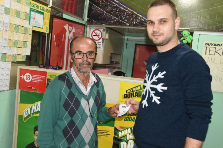 Yanlışlıkla kendisine verilen ikramiye kazanan kuponu iade etti
