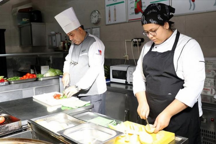 Lise &ouml;ğrencileri uygulama otelinde geleceğe hazırlanıyor