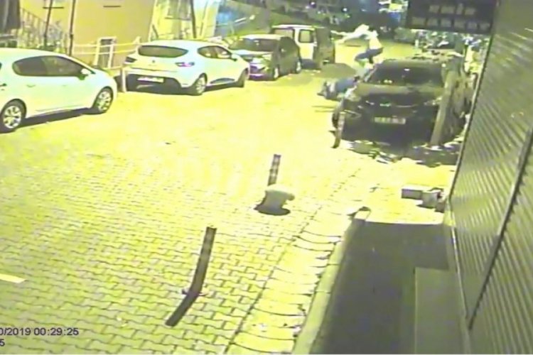 Metrelerce havalanan gen&ccedil;ler yere savruldu!