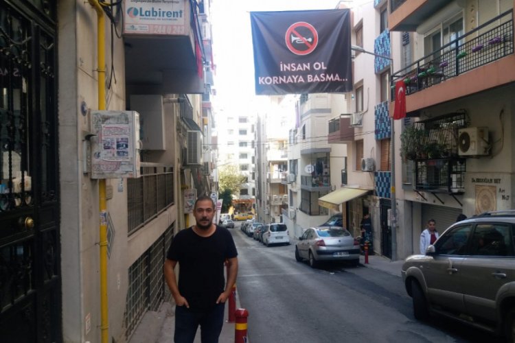 O pankartı g&ouml;ren s&uuml;r&uuml;c&uuml;ler kornaya basmadı, g&uuml;r&uuml;lt&uuml; bı&ccedil;ak gibi kesildi