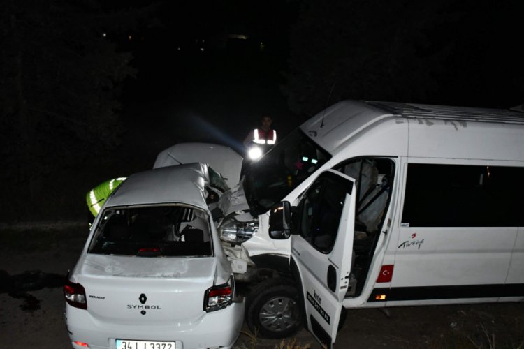 Minib&uuml;sle &ccedil;arpışan otomobilin s&uuml;r&uuml;c&uuml;s&uuml; &ouml;ld&uuml;