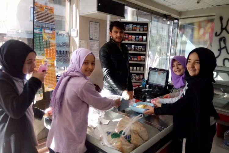 Bursa'da öğrenciler kapı kapı gezip gül suyu ve lokum dağıttı