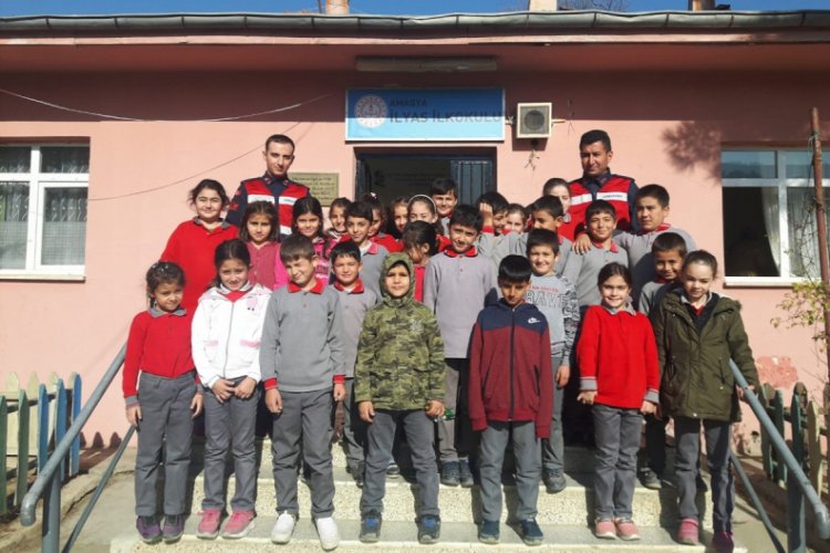Jandarmadan k&ouml;y okullarındaki &ouml;ğrencilere trafik eğitimi