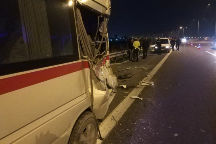 Patlayan tekerleği değiştirirken tırın altında kaldı