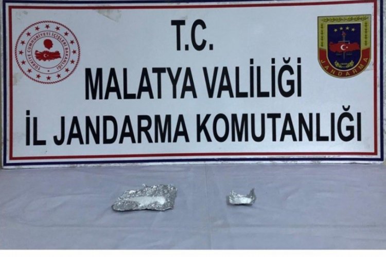 Aranan şahıs &uuml;zerinde uyuşturucu ile yakalandı