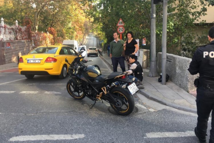 Virajı alamayan motosiklet s&uuml;r&uuml;c&uuml;s&uuml; otomobile &ccedil;arptı