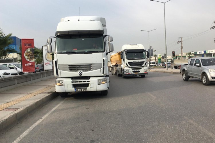 TIR'ın altında 50 metre s&uuml;r&uuml;klendi