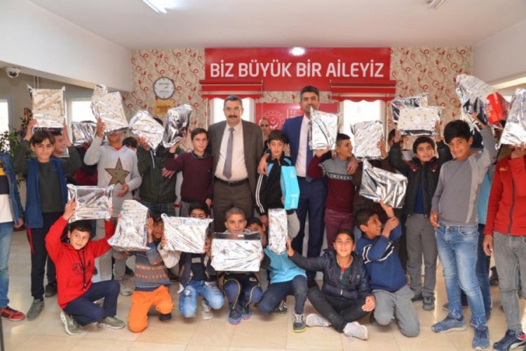 Sokakta &ccedil;alışmaları engellenen &ccedil;ocuklara ayakkabı hediye edildi