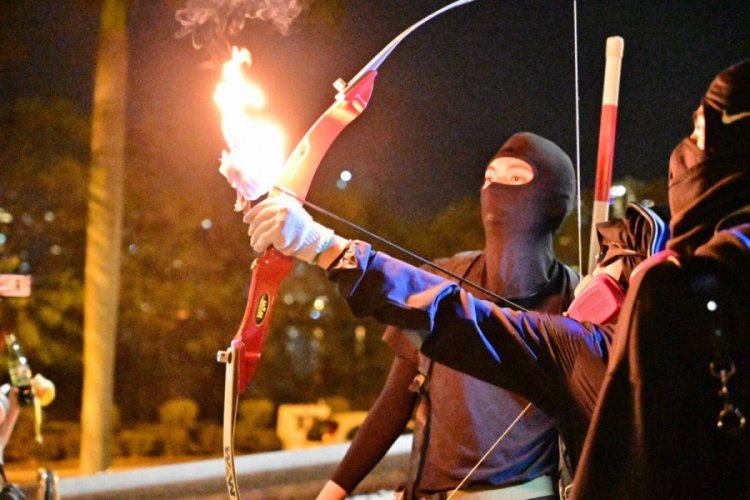 Hong Kong'da eylemciler polise ateşli ok fırlattı
