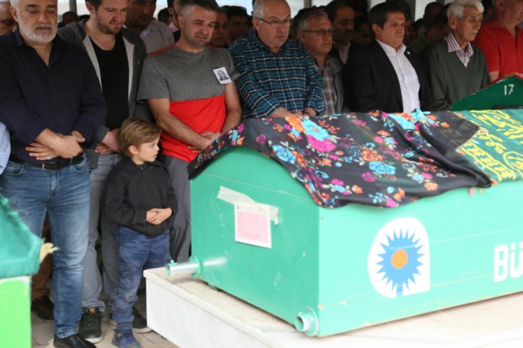 6,5 yaşındaki Mustafa Kemal, annesinin cenaze namazında saf tuttu