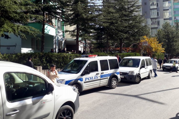 Cesedi g&ouml;rmek i&ccedil;in demirlere tırmandılar