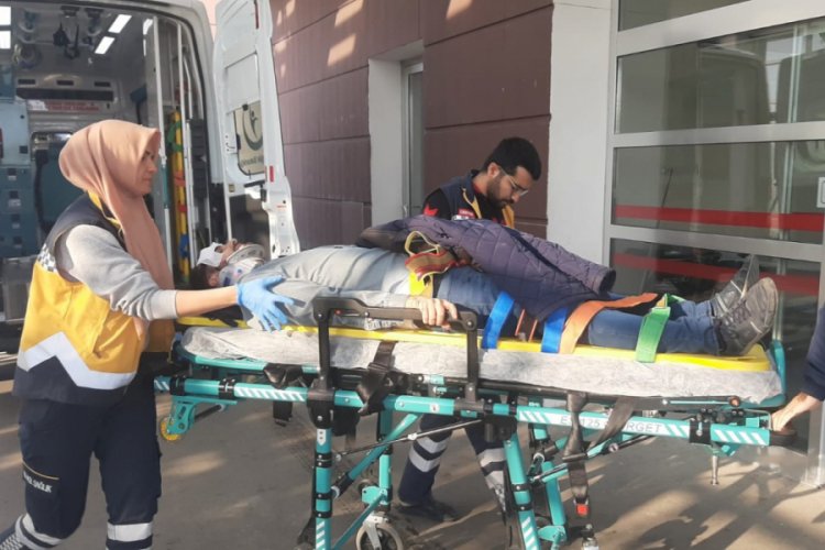 İki otomobil kafa kafaya &ccedil;arpıştı