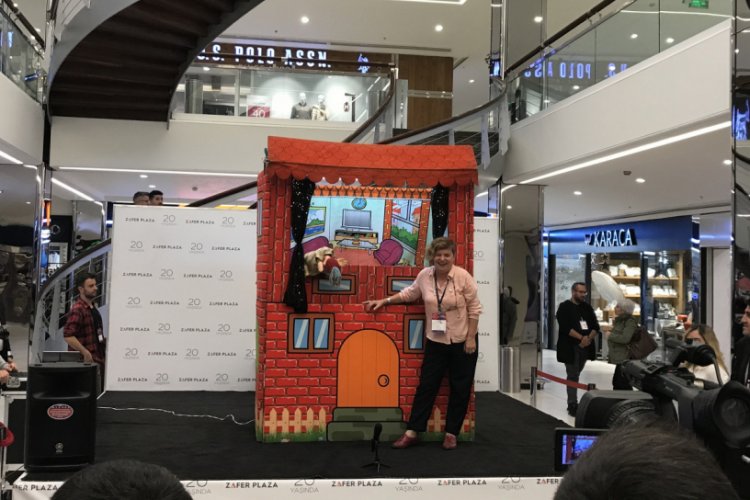 "Şenlikli Yazıhane" oyununa Bursa Zafer Plaza'da b&uuml;y&uuml;k ilgi