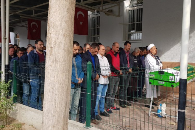 Bursa'da otomobil &ccedil;arpmasıyla &ouml;len motosiklet s&uuml;r&uuml;c&uuml;s&uuml; toprağa verildi