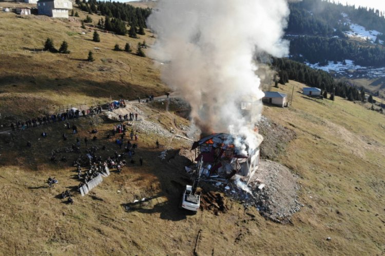 Yıkımı protesto i&ccedil;in yayla evini ateşe verdiler