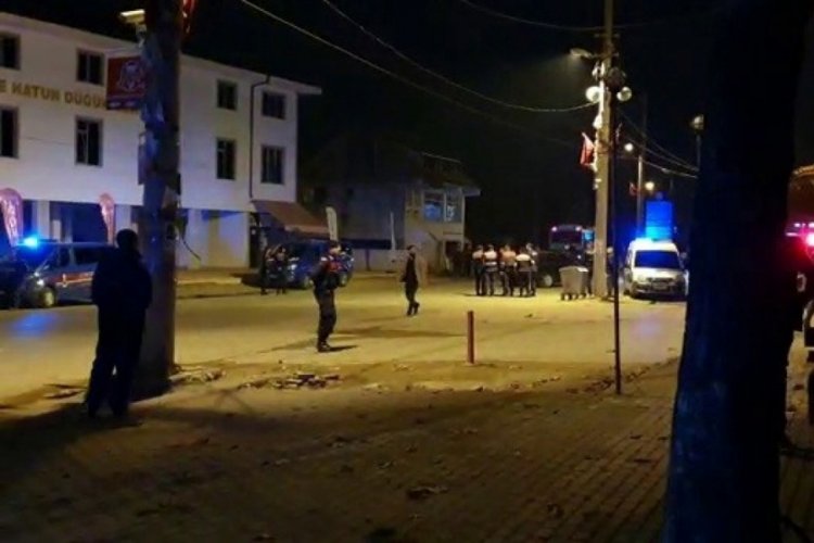 Taşlı, sopalı ve silahlı kavgayı jandarma havaya ateş a&ccedil;arak ayırdı