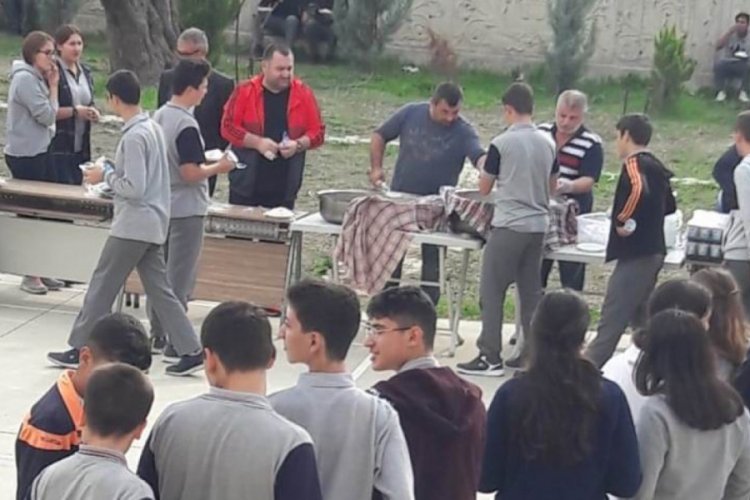 &Ouml;ğrenci velisi okulda hayır d&uuml;zenledi