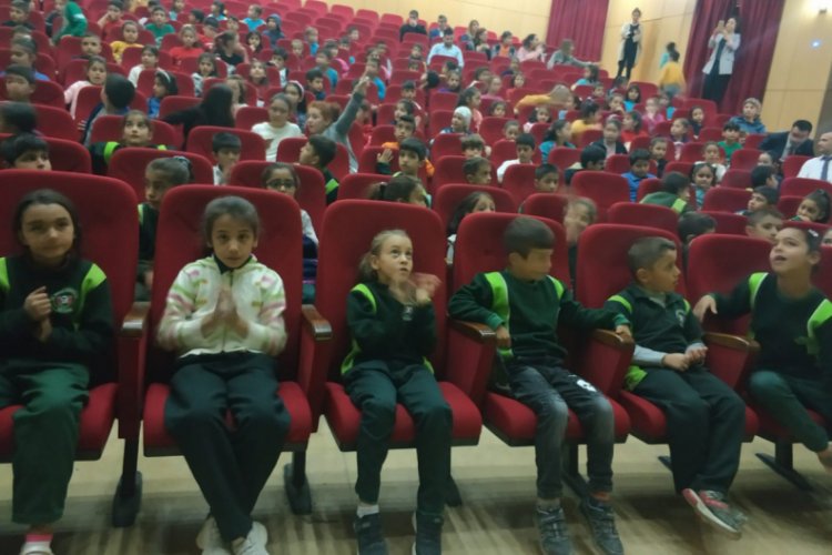 Polis, &ccedil;ocukları tiyatroyla buluşturdu