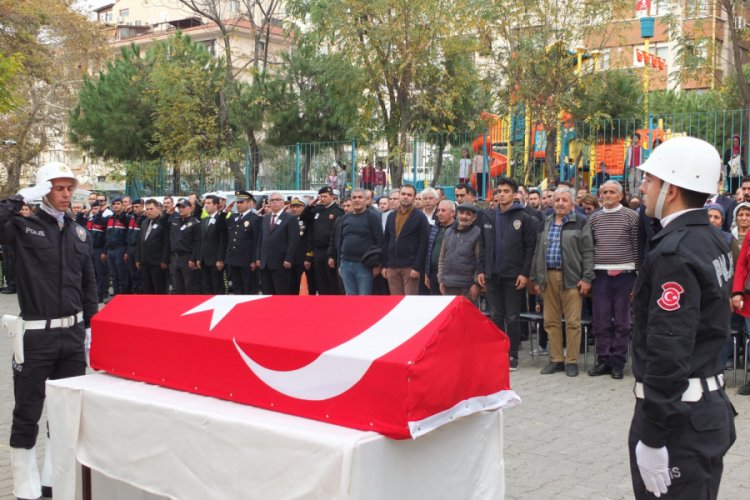 Y&uuml;r&uuml;y&uuml;şe &ccedil;ıkan polis memuru hayatını kaybetti